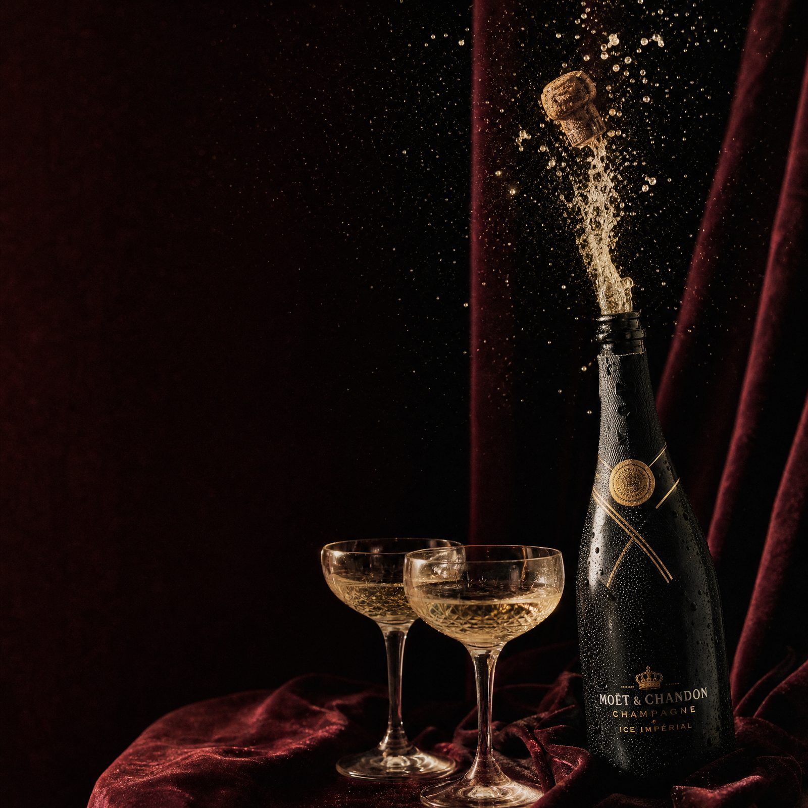 Champagneflaske og to glas, illustration til Søren Bælums fortælling